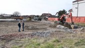 MAJSTORI U DVORIŠTU OŠ STEVAN SREMAC: Počeli radovi na fiskulturnoj sali u Dobanovcima MAJSTORI U DVORIŠTU OŠ STEVAN SREMAC: Počeli radovi na fiskulturnoj sali u Dobanovcima