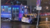 SAOBRAĆAJNA NESREĆA KOD UŠĆA: Sudarili se tramvaj i automobil, povređene dve osobe (FOTO) SAOBRAĆAJNA NESREĆA KOD UŠĆA: Sudarili se tramvaj i automobil, povređene dve osobe (FOTO)