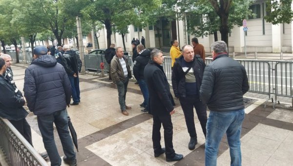 ПРОТЕСТИ ДО ИСПЛАТЕ СТАЖА: Бивши радници Комбината алуминијума најављују свакодневна окупљања ПРОТЕСТИ ДО ИСПЛАТЕ СТАЖА: Бивши радници Комбината алуминијума најављују свакодневна окупљања