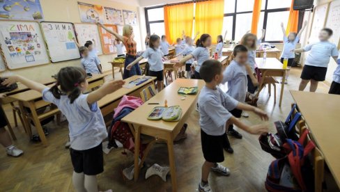 POLOVINA PLATE ZA OPREMANJE DVA ĐAKA: Mesec dana pred početak školske godine roditelji merkaju cene po knjižarama POLOVINA PLATE ZA OPREMANJE DVA ĐAKA: Mesec dana pred početak školske godine roditelji merkaju cene po knjižarama