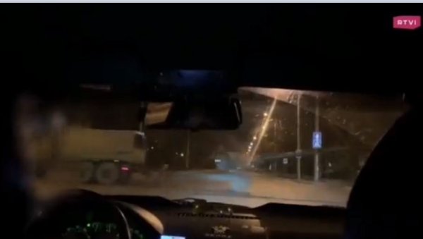 ПРВИ СНИМЦИ РАСПОРЕЂИВАЊА РУСКЕ ВОЈСКЕ У ДОНБАСУ: Улицама пролазе хаубице и оклопна возила (ВИДЕО) ПРВИ СНИМЦИ РАСПОРЕЂИВАЊА РУСКЕ ВОЈСКЕ У ДОНБАСУ: Улицама пролазе хаубице и оклопна возила (ВИДЕО)