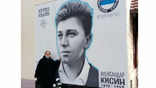 ОДБРАНИО СРПСКУ, ПОГИНУО НА КОШАРАМА: Александар није могао да избегне смрт, дао је живот за отаџбину (ВИДЕО) ОДБРАНИО СРПСКУ, ПОГИНУО НА КОШАРАМА: Александар није могао да избегне смрт, дао је живот за отаџбину (ВИДЕО)