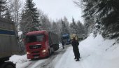 СНЕГ ПАДА У ПРИЈЕПОЉУ: Отежан саобраћај ка црногорској граници преко Јабуке СНЕГ ПАДА У ПРИЈЕПОЉУ: Отежан саобраћај ка црногорској граници преко Јабуке