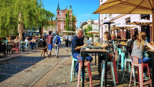 ПЕТ КОРАКА ДО БИЗНИСА У БИВШОЈ РЕПУБЛИЦИ СФРЈ: Водич Привредне коморе Србије за отварање фирме у Словенији ПЕТ КОРАКА ДО БИЗНИСА У БИВШОЈ РЕПУБЛИЦИ СФРЈ: Водич Привредне коморе Србије за отварање фирме у Словенији