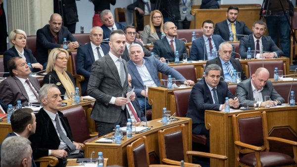 БЛОКАДОМ ПРОТИВ ИЗДАЈЕ: Не назире се крај политичке кризе у Црној Гори, ДПС и УРА у петак бирају шефа Парламента БЛОКАДОМ ПРОТИВ ИЗДАЈЕ: Не назире се крај политичке кризе у Црној Гори, ДПС и УРА у петак бирају шефа Парламента