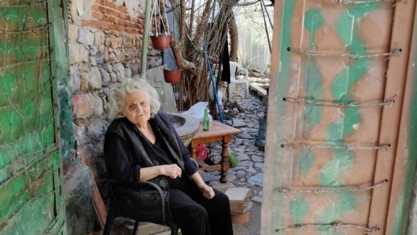 ХТЕЛИ ДА ЈЕ УПЛАШЕ, ГАЂАЛИ ЈЕ КАМЕНИЦАМА И ПРЕТИЛИ: Најстарија Српкиња у Гњилану остала у раљама бирократије и без прихода ХТЕЛИ ДА ЈЕ УПЛАШЕ, ГАЂАЛИ ЈЕ КАМЕНИЦАМА И ПРЕТИЛИ: Најстарија Српкиња у Гњилану остала у раљама бирократије и без прихода