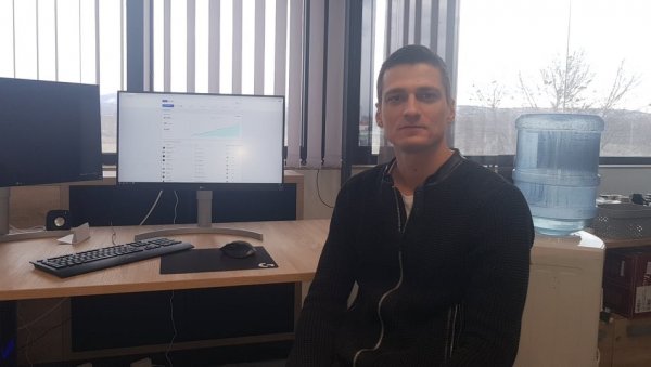 ВОЗИЛИМА У АМЕРИЦИ УПРАВЉА ИЗ СРБИЈЕ: Нишлија Ненад Михајловић покренуо иновативан начин превоза људи на западу САД ВОЗИЛИМА У АМЕРИЦИ УПРАВЉА ИЗ СРБИЈЕ: Нишлија Ненад Михајловић покренуо иновативан начин превоза људи на западу САД