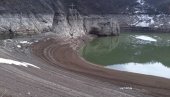 ИЗРОНИЛА ПОТОПЉЕНА ЦРКВА ИЗ ЗЛАТАРСКОГ ЈЕЗЕРА: Указале се зидине и остаци гробља ИЗРОНИЛА ПОТОПЉЕНА ЦРКВА ИЗ ЗЛАТАРСКОГ ЈЕЗЕРА: Указале се зидине и остаци гробља