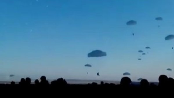 ИСПРАВКА - РУСКИ ВОЈНИ ПАДОБРАНЦИ НИСУ СЛЕТЕЛИ У УКРАЈИНУ: Снимак који кружи мрежама није веродостојан (ВИДЕО) ИСПРАВКА - РУСКИ ВОЈНИ ПАДОБРАНЦИ НИСУ СЛЕТЕЛИ У УКРАЈИНУ: Снимак који кружи мрежама није веродостојан (ВИДЕО)