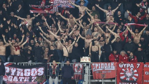 KAD BRAĆA REAGUJU: Evo šta su navijači Olimpijakosa uradili kada su čuli za tragična ubistva Srba na Kosovu i Metohiji (FOTO/VIDEO) KAD BRAĆA REAGUJU: Evo šta su navijači Olimpijakosa uradili kada su čuli za tragična ubistva Srba na Kosovu i Metohiji (FOTO/VIDEO)