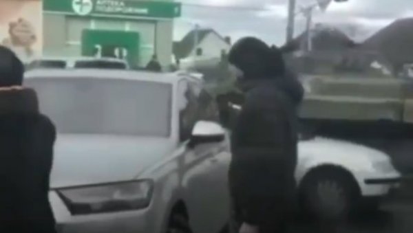 УКРАЈИНЦИ ГАЗЕ СВОЈЕ ГРАЂАНЕ: Оклопним возилом се сударили са паркираним аутомобилима, прегазивши један од њих (ВИДЕО) УКРАЈИНЦИ ГАЗЕ СВОЈЕ ГРАЂАНЕ: Оклопним возилом се сударили са паркираним аутомобилима, прегазивши један од њих (ВИДЕО)
