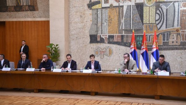 ИЗБАЦИО САМ МИНИСТРА И ДВА ДИРЕКТОРА СА САСТАНКА: Вучић о најнепопуларнијој мери коју је увео ИЗБАЦИО САМ МИНИСТРА И ДВА ДИРЕКТОРА СА САСТАНКА: Вучић о најнепопуларнијој мери коју је увео