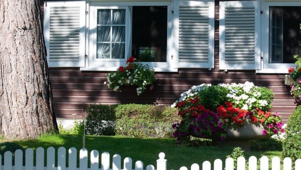 УЖИВАЊЕ У СВАКОМ КУТКУ: Како да уз прве сунчане дане уредите башту