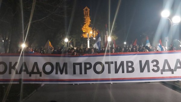 ОДРЖАНЕ БЛОКАДЕ ШИРОМ ЦРНЕ ГОРЕ: Народ поново бранио изборну вољу (ФОТО/ВИДЕО) ОДРЖАНЕ БЛОКАДЕ ШИРОМ ЦРНЕ ГОРЕ: Народ поново бранио изборну вољу (ФОТО/ВИДЕО)
