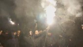 БАКЉАДА У БЕРАНАМА: Вијоре се тробојке на магистралном путу у Рудешу (ВИДЕО) БАКЉАДА У БЕРАНАМА: Вијоре се тробојке на магистралном путу у Рудешу (ВИДЕО)