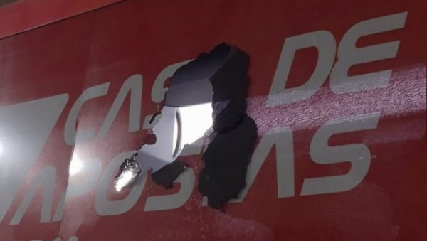 ЈЕЗИВО! Бачена бомба на аутобус са фудбалерима (ФОТО) ЈЕЗИВО! Бачена бомба на аутобус са фудбалерима (ФОТО)
