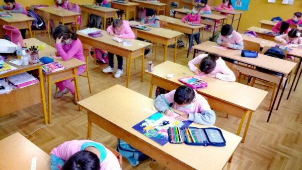 РОДИТЕЉИ ДА СЕ СЕТЕ ПЕРИОДА КАД СУ БИЛИ МАЛИ: Најважније да код деце равијемо оно што компјутери не могу, а то је емпатија РОДИТЕЉИ ДА СЕ СЕТЕ ПЕРИОДА КАД СУ БИЛИ МАЛИ: Најважније да код деце равијемо оно што компјутери не могу, а то је емпатија