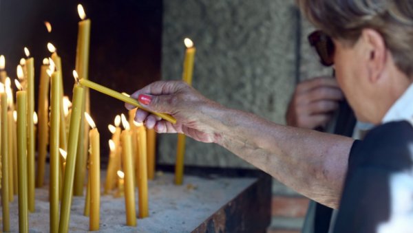 СУТРА СУ ВЕЛИКЕ ЗИМСКЕ ЗАДУШНИЦЕ: Ево који су обичаји, шта се носи у цркву, а шта на гробље