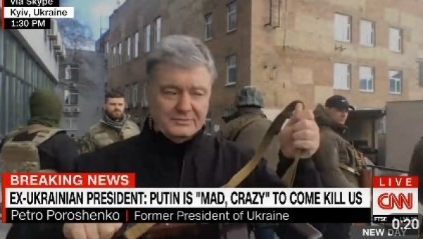 ПОРОШЕНКО СА КАЛАШЊИКОВИМ: Изашао са аутоматом пред новинаре (ВИДЕО) ПОРОШЕНКО СА КАЛАШЊИКОВИМ: Изашао са аутоматом пред новинаре (ВИДЕО)