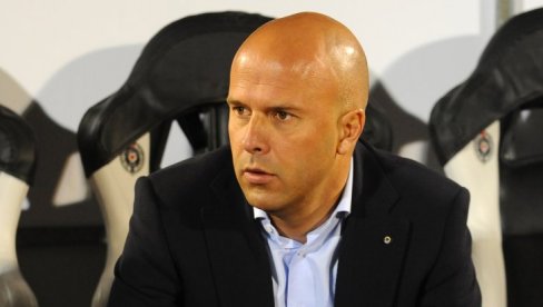 NESLAVAN DEBI: Arne Slot poražen u prvoj utakmici na klupi Liverpula - i to od drugoligaša! NESLAVAN DEBI: Arne Slot poražen u prvoj utakmici na klupi Liverpula - i to od drugoligaša!