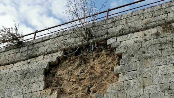 ТЕЗГЕ СКРИВАЛЕ УРУШЕНЕ БЕДЕМЕ: Нишка тврђава, симбол града стар око два миленијума, пропада због зуба времена и - немара ТЕЗГЕ СКРИВАЛЕ УРУШЕНЕ БЕДЕМЕ: Нишка тврђава, симбол града стар око два миленијума, пропада због зуба времена и - немара