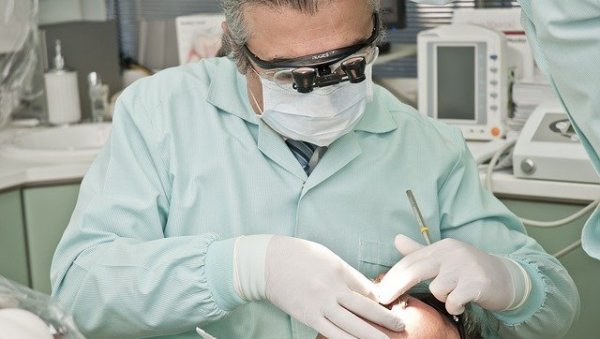 ОТАЦ И СИН ЗУБАРИ ЛАКИ НА КЛЕШТИМА: Извадили 3.900 здравих зуба ОТАЦ И СИН ЗУБАРИ ЛАКИ НА КЛЕШТИМА: Извадили 3.900 здравих зуба