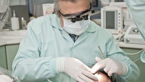 OTAC I SIN ZUBARI LAKI NA KLEŠTIMA: Izvadili 3.900 zdravih zuba OTAC I SIN ZUBARI LAKI NA KLEŠTIMA: Izvadili 3.900 zdravih zuba
