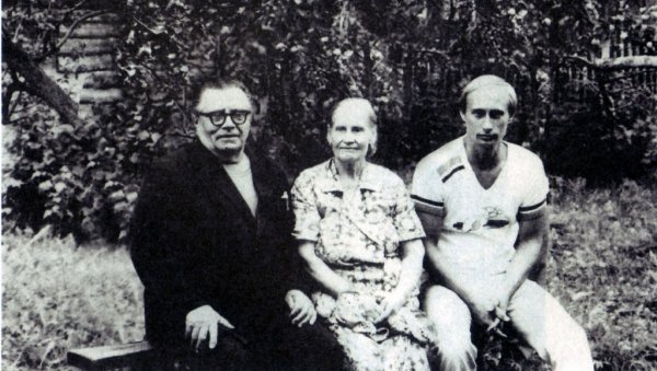 ОВО СУ РОДИТЕЉИ ВЛАДИМИРА ПУТИНА: Ретко виђене фотографије руског лидера из детињства и младости (ФОТО) ОВО СУ РОДИТЕЉИ ВЛАДИМИРА ПУТИНА: Ретко виђене фотографије руског лидера из детињства и младости (ФОТО)