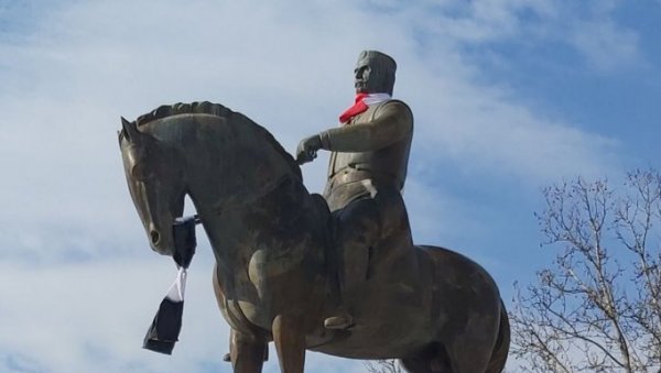 ДЕЛИЈЕ ОКАЧИЛЕ ШАЛ НА СПОМЕНИК У НИКШИЋУ: Црвено бели реквизит око врата краља Николе Петровића (ВИДЕО) ДЕЛИЈЕ ОКАЧИЛЕ ШАЛ НА СПОМЕНИК У НИКШИЋУ: Црвено бели реквизит око врата краља Николе Петровића (ВИДЕО)