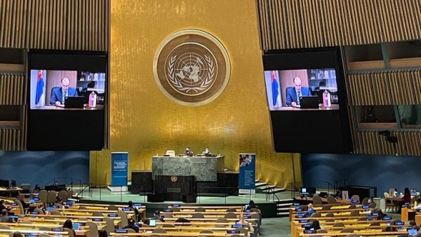 ИНЦИДЕНТ У УЈЕДИЊЕНИМ НАЦИЈАМА: Жена аутомобилом хтела да провали у седиште зграде ИНЦИДЕНТ У УЈЕДИЊЕНИМ НАЦИЈАМА: Жена аутомобилом хтела да провали у седиште зграде