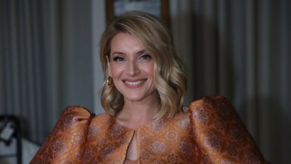 АНЂЕЛКА НИКАД ЛЕПША: Глумица очарала у занимљивом модном издању (ФОТО) АНЂЕЛКА НИКАД ЛЕПША: Глумица очарала у занимљивом модном издању (ФОТО)