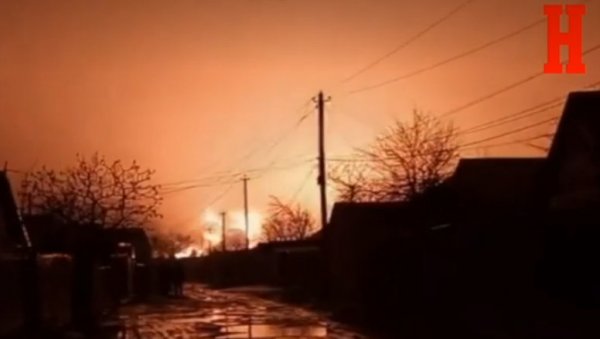 ГОРИ НЕБО У УКРАЈИНИ: Погледајте прве снимке након гранатирања нафтног складишта у Ровенки (ВИДЕО) ГОРИ НЕБО У УКРАЈИНИ: Погледајте прве снимке након гранатирања нафтног складишта у Ровенки (ВИДЕО)