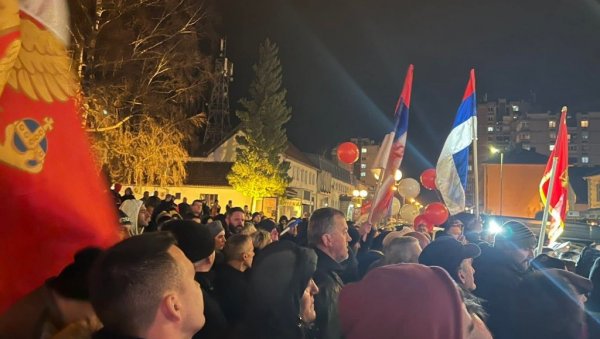 ПРОТЕСТ ДЕМОКРАТА У БЕРАНАМА: Нису проблем сујете већ издаја (ФОТО) ПРОТЕСТ ДЕМОКРАТА У БЕРАНАМА: Нису проблем сујете већ издаја (ФОТО)