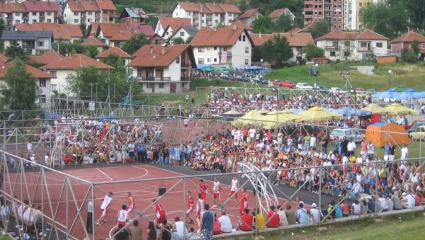 ИГРЕ МЛАДИХ УМИВАЈУ СТАДИОНЕ: У Новој Вароши наставак традиције спортских сусрета са тромеђе Србије, Црне Горе и Босне и Херцеговине ИГРЕ МЛАДИХ УМИВАЈУ СТАДИОНЕ: У Новој Вароши наставак традиције спортских сусрета са тромеђе Србије, Црне Горе и Босне и Херцеговине