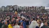 ВИЈОРЕ СЕ ТРОБОЈКЕ У ПОДГОРИЦИ: Хиљаде људи чекају почетак литије (ФОТО) ВИЈОРЕ СЕ ТРОБОЈКЕ У ПОДГОРИЦИ: Хиљаде људи чекају почетак литије (ФОТО)