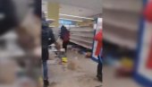 СЦЕНЕ ХАОСА У УКРАЈИНИ: Народ граби робу из супермаркета у Мелитопољу (ВИДЕО) СЦЕНЕ ХАОСА У УКРАЈИНИ: Народ граби робу из супермаркета у Мелитопољу (ВИДЕО)