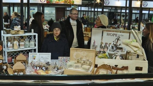 БЕОГРАД У ГОСТИМА НА ПРАЗНИКУ МИМОЗЕ: Први пут у Херцег Новом Ноћна спенза (ФОТО) БЕОГРАД У ГОСТИМА НА ПРАЗНИКУ МИМОЗЕ: Први пут у Херцег Новом Ноћна спенза (ФОТО)