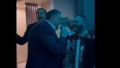 ДОДИК НЕ МАРИ ЗА САНКЦИЈЕ: Запевао „Али метар мога села, Америка цела“(ВИДЕО) ДОДИК НЕ МАРИ ЗА САНКЦИЈЕ: Запевао „Али метар мога села, Америка цела“(ВИДЕО)