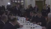 ПРВИ СНИМАК ПРЕГОВОРА: Две стране на белоруској територији за округлим столом (ВИДЕО) ПРВИ СНИМАК ПРЕГОВОРА: Две стране на белоруској територији за округлим столом (ВИДЕО)