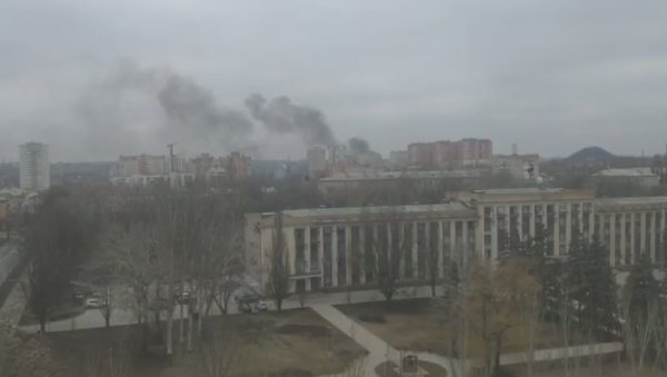 (УЗНЕМИРУЈУЋИ ВИДЕО) НА УЛИЦИ МРТВЕ БАКА И УНУКА: Број жртава украјинских граната у Доњецку порастао на шест (УЗНЕМИРУЈУЋИ ВИДЕО) НА УЛИЦИ МРТВЕ БАКА И УНУКА: Број жртава украјинских граната у Доњецку порастао на шест