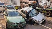 ŠOK NA TAŠMAJDANU: Automobili propadali kroz asfalt - ostala džinovska rupa (VIDEO) ŠOK NA TAŠMAJDANU: Automobili propadali kroz asfalt - ostala džinovska rupa (VIDEO)