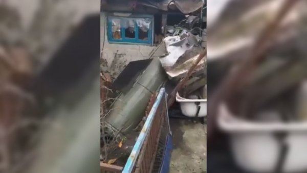 ПАЛА УКРАЈИНСКА ГРАНАТА: Мештани Мелитопоља објавили снимак (ВИДЕО) ПАЛА УКРАЈИНСКА ГРАНАТА: Мештани Мелитопоља објавили снимак (ВИДЕО)