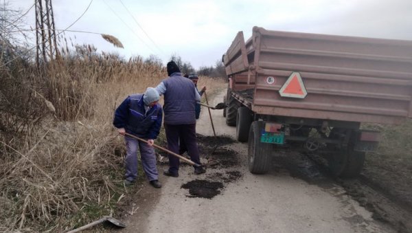 ВРЕДНИ МЕШТАНИ СРПСКОГ ИТЕБЕЈА: Санирали рупе на путу (ФОТО) ВРЕДНИ МЕШТАНИ СРПСКОГ ИТЕБЕЈА: Санирали рупе на путу (ФОТО)