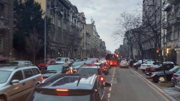 ОГРОМНЕ ПРАЗНИЧНЕ ГУЖВЕ: Возачи, опрез - могући чести застоји ОГРОМНЕ ПРАЗНИЧНЕ ГУЖВЕ: Возачи, опрез - могући чести застоји