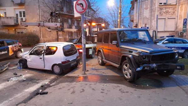 ТЕЖАК СУДАР У БЕОГРАДУ: Ауто се од силине ударца преврнуо на кров, саобраћај успорен (ФОТО) ТЕЖАК СУДАР У БЕОГРАДУ: Ауто се од силине ударца преврнуо на кров, саобраћај успорен (ФОТО)