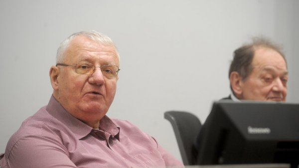 ШЕШЕЉ ЛОЗНИЧАНИМА ДЕЛИО КЊИГЕ: Лидер радикала у разговору са грађанима ШЕШЕЉ ЛОЗНИЧАНИМА ДЕЛИО КЊИГЕ: Лидер радикала у разговору са грађанима