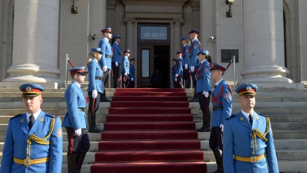 ДЕСЕТОРО НА ЈЕДАН МАНДАТ: На 11 изборних листа, колико их је досад потврђено, 2.502 кандидата за посланике ДЕСЕТОРО НА ЈЕДАН МАНДАТ: На 11 изборних листа, колико их је досад потврђено, 2.502 кандидата за посланике