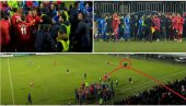 HAOS U NOVOM PAZARU: Tuča fudbalera, a sa tribina leti sve živo i ori se Ubij, ubij, cigana... (VIDEO)