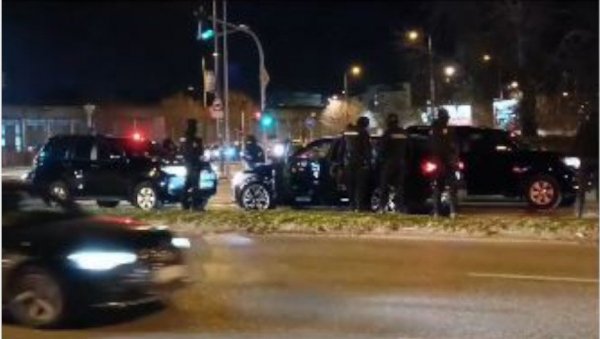 БЛОКИРАЛИ СУ ЏИПОВИМА „АУДИ“, УСЛЕДИЛА ЈЕ ПРОВЕРА: Акција полиције у Новом Саду, ухапшена најмање једна особа (ВИДЕО) БЛОКИРАЛИ СУ ЏИПОВИМА „АУДИ“, УСЛЕДИЛА ЈЕ ПРОВЕРА: Акција полиције у Новом Саду, ухапшена најмање једна особа (ВИДЕО)