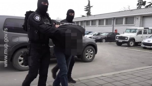 ПОГЛЕДАЈТЕ КАКО ЈЕ ПАЛО 14 ОСУМЊИЧЕНИХ ЗА ПЕДОФИЛИЈУ: Полиција пронашла језиве фотографије и снимке (ВИДЕО) ПОГЛЕДАЈТЕ КАКО ЈЕ ПАЛО 14 ОСУМЊИЧЕНИХ ЗА ПЕДОФИЛИЈУ: Полиција пронашла језиве фотографије и снимке (ВИДЕО)